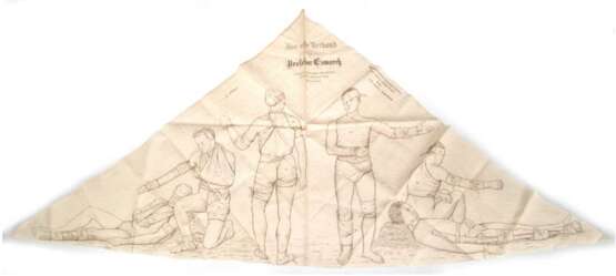 "Der erste Verband" nach Professor Esmarch", um 1890, Dreieck-Verbandstuch aus feinem Leinen mit 6 aufgedruckten Männerdarstellungen in Lithographie nach Zeichnungen von Wittmaack "Jetziger alleiniger Hersteller G… - photo 1