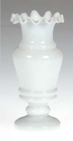 Vase, 19. Jh., Milchglas, hohler Rundfuß mit Abriß, gegliederter Korpus, ausgestellter gefalteter Rand wohl später beschliffen, H. 14,5 cm - фото 1