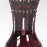Vase, weinroter Überfang, geschliffener Dekor, unterseitig Sternschliff, H. 17 cm - photo 1