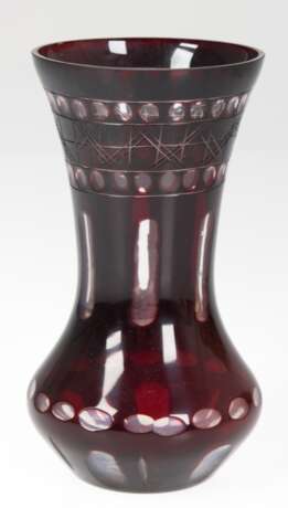 Vase, weinroter Überfang, geschliffener Dekor, unterseitig Sternschliff, H. 17 cm - photo 1