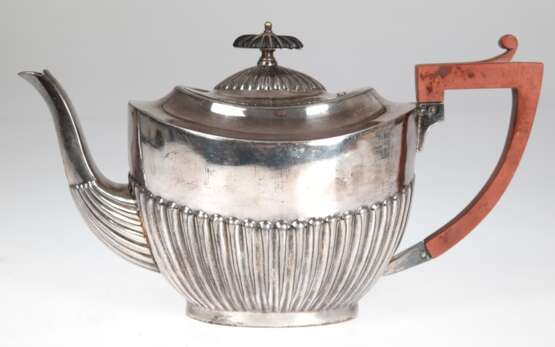 Teekanne im Queen Anne-Stil, England, versilbert, brauner Kunststoffhenkel, Gebrauchspuren, H. 15 cm - photo 1