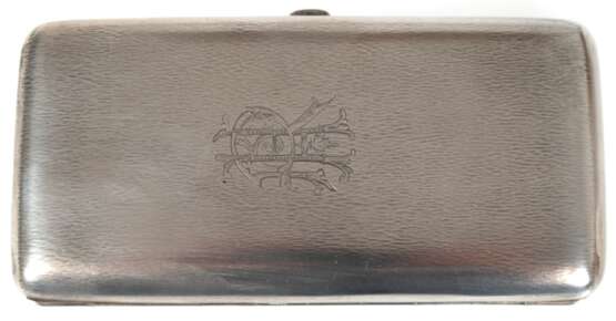 Zigarrenetui, 800er Silber, innen vergoldet, strukturierte Oberfläche, leicht gewölbter Korpus, verschlungenes Monogramm "HR", innen Widmungsgravur dat. 1916, 190 g, 2x7x14,5 cm - photo 1