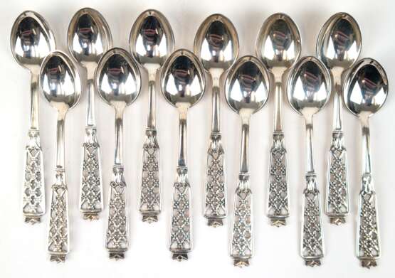 12 Mokkalöffel, 830er Silber, Schweden, durchbrochener Stiel mit Blütendekor und Krone, ges. 120 g, L. 10,5 cm - Foto 1