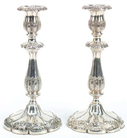 Paar Kerzenleuchter, London 1899, Silber, punziert, beschwert, Blattrelief, H. 25,5 cm - фото 1