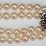 Perlen-Kette, 2-reihig, blütenförmige 585er WG-Schließe mit 10 kl. Brillanten und 1 Perle besetzt, Zuchtperlen mit nur geringen Wachstumsmerkmalen, Perlen-Dm. 8 mm, Ketten-L. ca. 42 cm - photo 1