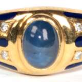Fabergé-Ring, 750er GG, mit kornblumenblauem, ovalem Saphir-Cabochon, beidseitig flankiert von je 8 Brillanten und blauen Emailsträngen, ges. 5,6 g, RG 63 - photo 1