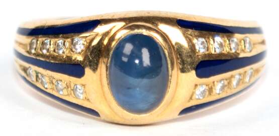Fabergé-Ring, 750er GG, mit kornblumenblauem, ovalem Saphir-Cabochon, beidseitig flankiert von je 8 Brillanten und blauen Emailsträngen, ges. 5,6 g, RG 63 - фото 1