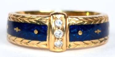 Fabergé-Ring, 750er GG, Schauseite z.T. blau emailliert, mittig 3 übereinander angeordnete Brillanten, Schienenränder z.T. reliefiert, ges. 6,6 g, RG 55
