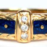 Fabergé-Ring, 750er GG, Schauseite z.T. blau emailliert, mittig 3 übereinander angeordnete Brillanten, Schienenränder z.T. reliefiert, ges. 6,6 g, RG 55 - фото 1