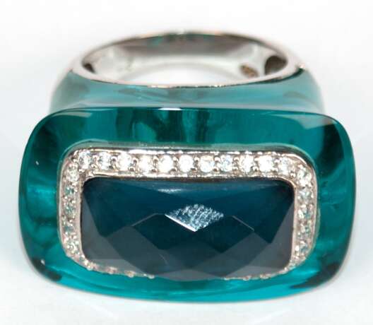 Ring, 925er Silber, blauer, facettierter Achat mit Entourage aus weißen Zirkonia in türkiser Acryl-Fassung, RG 58, Innen-Dm. 18,4 mm, Ringkopf 3,0 x 2,0 cm - photo 1