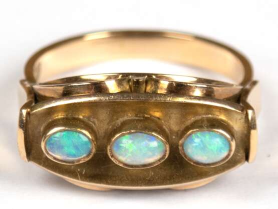 Ring, 585er GG, um 1920, 4,6 g, 3 Edelopale, intensives Farbspiel, RG 53, Innendurchmesser 16,8 mm - photo 1
