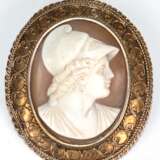 Kamee mit Darstellung der Göttin „Athene“, um 1870, Brosche mit Haken zum Einhängen an eine Kette, wohl Silber vergoldet, rückseitig mit verglastem Medaillon, Maße ca. 4,0 x 3,5 cm - Foto 1