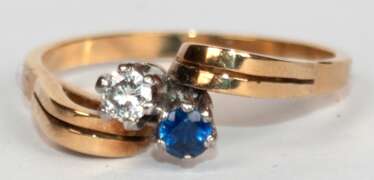 Toi &amp;amp; Moi Ring, 585er GG, 3,5 g, 1 Brillant ca. 0.10 ct. und ein blauer Saphir, RG 59, Innendurchmesser 18,8 mm