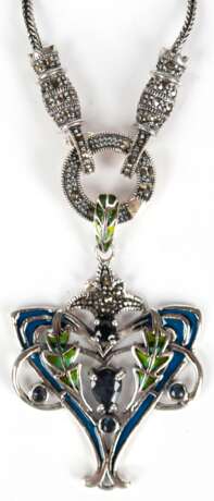 Fuchsschwanzkette, 925er Silber mit Klappmechanismus zum Einhängen von Broschen und Anhänger, Anhänger im Jugendstil, grünes und türkises Fensteremail, Markasiten und blaue Saphire, Anhänger austauschbar, Ketten-L. 46,5 … - Foto 1