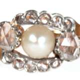 Ring, Frankreich um 1910, 18 k GG, besetzt mit Perle im Oval umrandet von Diamantrosen, RG 55,5 - photo 1