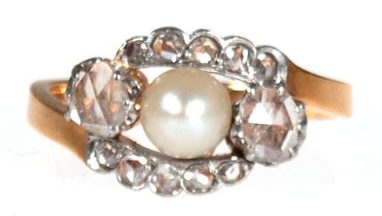 Ring, Frankreich um 1910, 18 k GG, besetzt mit Perle im Oval umrandet von Diamantrosen, RG 55,5 - photo 1