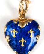 Produktkatalog. Fabergé-Herz, 750er GG, punziert, blau emailliert, dekoriert mit 3 goldenen Bourbonen-Lilien, in geschweifter Goldrahmung, L. mit Öse 2,5 cm