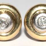 Ohrstecker, 585er GG/WG, je mit 1 Brillanten von ca. 0,05 ct. in Zargenfassung, 1 Stecker 333er GG, ges. 3,4 g, Dm. 9 mm - photo 1