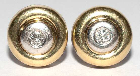 Ohrstecker, 585er GG/WG, je mit 1 Brillanten von ca. 0,05 ct. in Zargenfassung, 1 Stecker 333er GG, ges. 3,4 g, Dm. 9 mm - фото 1