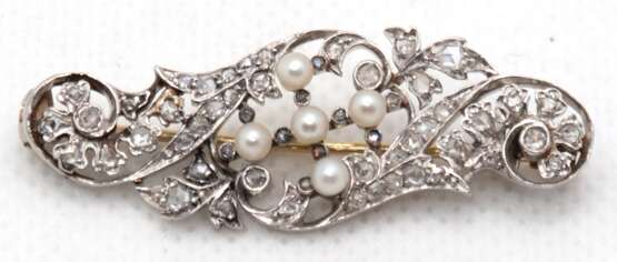 Brosche, Platin/GG, verschlungene durchbrochene Form mit Diamanten und 5 kleinen Perlen besetzt, ges. 9,5 g, L. 4,3 cm - Foto 1