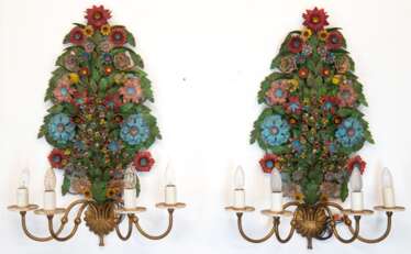 Paar Wandlampen aus dem Nachlaß von Udo Walz (1944-2020), 4-flammig, über 4 gebogenen, goldfarben gefaßten Leuchterarmen üppiges Blumenarrangement, Metall polychrom gefaßt, H. 76 cm, B. 57 cm