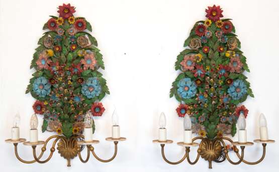 Paar Wandlampen aus dem Nachlaß von Udo Walz (1944-2020), 4-flammig, über 4 gebogenen, goldfarben gefaßten Leuchterarmen üppiges Blumenarrangement, Metall polychrom gefaßt, H. 76 cm, B. 57 cm - фото 1