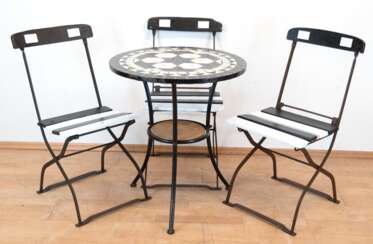 Gartentisch und 3 Klappstühle, schwarz/weiß neu gefaßt, Tisch auf Metallgestell mit 3 Füßen und Zwischenablage, Platte mit eingelegtem Steinmosaik, Gebrauchspuren, H. 71 cm, Dm. 60 cm