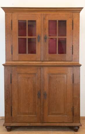 Aufsatzschrank, um 1820, Eiche, 2-teilig, viertürig, sprossenverglaster Aufsatz mit 1 Einlegeboden, Unterteil mit 2 Einlegeböden, Gebrauchspuren, 188x120x46 cm - Foto 1