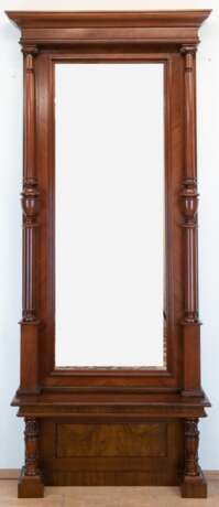 Gründerzeit-Spiegel mit Konsole, Nußbaum, vorgesetzte Vollsäulen, seitliche Risse, Gebrauchspuren, am Spiegel Kranzleiste ergänzt, 188x100x20 cm, Konsole 44x91x27 cm - фото 1