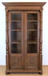 Bücherschrank, Eiche, um 1880, 2 Türen im oberen Bereich verglast, seitlich Halbsäulen, innen 5 Einlegeböden, 203x122x50 cm