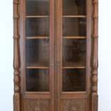 Bücherschrank, Eiche, um 1880, 2 Türen im oberen Bereich verglast, seitlich Halbsäulen, innen 5 Einlegeböden, 203x122x50 cm - Foto 1