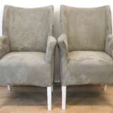 Paar Sessel, weiß gefaßte Holzbeine, Polsterung mit grauem Stoffbezug, 96x63x56 cm - Foto 1