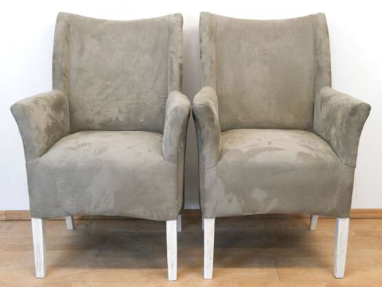 Paar Sessel, weiß gefaßte Holzbeine, Polsterung mit grauem Stoffbezug, 96x63x56 cm - Foto 1