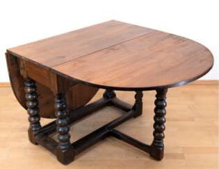 Klapptisch, Barock-Fußgestell mit herausdrehbaren Halbsäulen, Eiche, Weichholzplatte ergänzt, Gebrauchspuren, H. 70 cm, Mittelplatte 96x45 cm, 2 halbrunde klappbare Platten je 96x64 cm