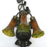Tulpen-Wandlampe, 20. Jh., Weißbetall, bronziert, Blattverzierungen, braun/grüne Glasschirme mit Sprenkeldekor, 3-armig, H. 44 cm - фото 1