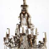 Französischer Bronze-Leuchter, 12-armig, mit Blattdekor und Kristallprismen, elektrifiziert, 2 Leuchterarme verbogen, Gebrauchspuren, ca. H. 120 cm, Dm. 70 cm - Foto 1