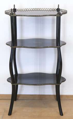 Neorokoko-Etagere, reich intarsiert, 3-etagig, 4-seitig geschweifte Platten mit Messingrahmungen, 3-seitige Galerie aus Messing als Abschluß, aufgearbeitet, 1 Applik fehlt, 82x47xx30 cm - photo 1