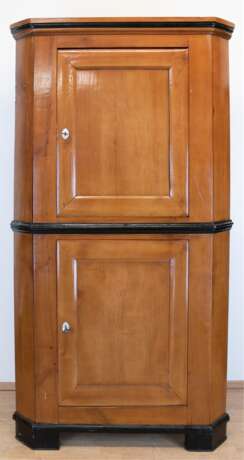 Biedermeier-Eckschrank, Front Kirsche und Rest Weichholz, gerade 2-türige Front mit abgeschrägten Seitenkanten, ebonisierter Sockel und Leisten, gerades Profilgesims, Gebrauchspuren, Restaurierungsbed., 202x110x74 cm - Foto 1