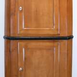 Biedermeier-Eckschrank, Front Kirsche und Rest Weichholz, gerade 2-türige Front mit abgeschrägten Seitenkanten, ebonisierter Sockel und Leisten, gerades Profilgesims, Gebrauchspuren, Restaurierungsbed., 202x110x74 cm - фото 1