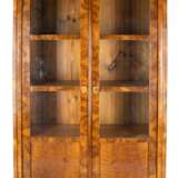 Bücherschrank, 19. Jh., Nußbaum furniert, 2-türig, versproßt verglast, 3 Einlegeböden, 176x101x48 cm - photo 1