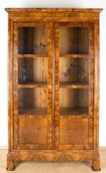 Bücherschrank, 19. Jh., Nußbaum furniert, 2-türig, versproßt verglast, 3 Einlegeböden, 176x101x48 cm