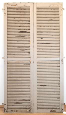 Paar Fensterläden, Frankreich 19. Jh., Holz gefaßt, mit Lamellen, Gebrauchspuren, ges. 215x115(57) cm - фото 1