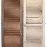 2 diverse Fensterläden, Frankreich 19. Jh., Holz gefaßt, mit Lamellen, Gebrauchspuren, 218x57 cm und 215x58 cm - фото 1
