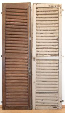 2 diverse Fensterläden, Frankreich 19. Jh., Holz gefaßt, mit Lamellen, Gebrauchspuren, 218x57 cm und 215x58 cm - фото 1