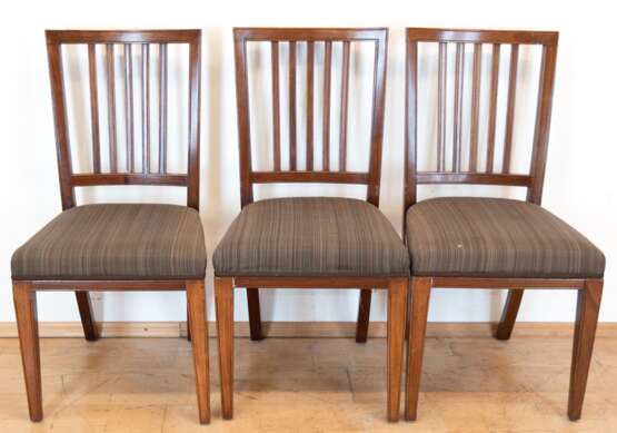 3 Stühle, England 19. Jh., Mahagoni, vertikal versproßte Rückenlehne, 89x46x48 cm - photo 1