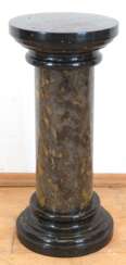 Marmor-Säule, 3-teilig, schwarzer gestufter Fuß und Deckplatte, H. 60 cm, Dm. 28 cm