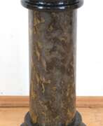Übersicht. Marmor-Säule, 3-teilig, schwarzer gestufter Fuß und Deckplatte, H. 60 cm, Dm. 28 cm