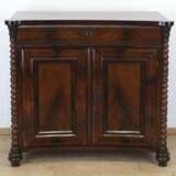 Biedermeier-Halbschrank, norddeutsch um 1840, Mahagoni furniert, 2-türige konkave Front mit beidseitigen gedrechselten Säulen, restauriert, Schellack poliert, 82x90x46 cm - Foto 1