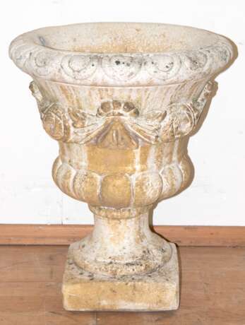 Gartenkratervase, Steinguß, weiß gefaßt, mit Festonrelief, auf quadratischem Fuß, Gebrauchspuren, H. 51 cm, Dm. 41 cm - Foto 1