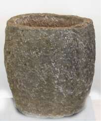Großer Pflanzkübel, Granit, strukturierte Wandung, H. 55 cm, Dm. 52 cm